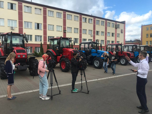 Участники экспертно-медийного тура посещают Минский тракторный завод